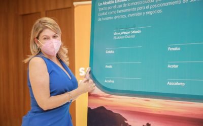Alcaldesa Virna Johnson y gremios firmaron el pacto del uso de la marca ciudad Santa Marta ‘Naturalmente Mágica’